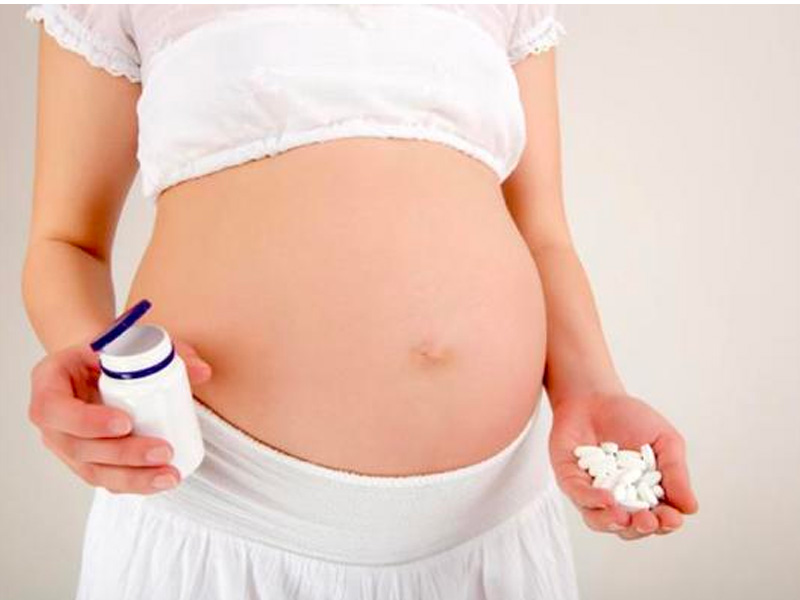 Phụ nữ mang thai bị sỏi thận không nên tự ý uống canxi