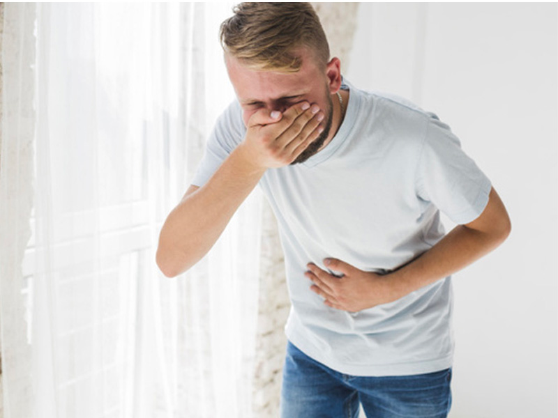 Buồn nôn hoặc nôn là triệu chứng thường gặp của bệnh sỏi mật