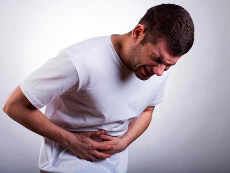 Triệu chứng bệnh sỏi mật thường xuất hiện cơn đau quanh hạ sườn phải
