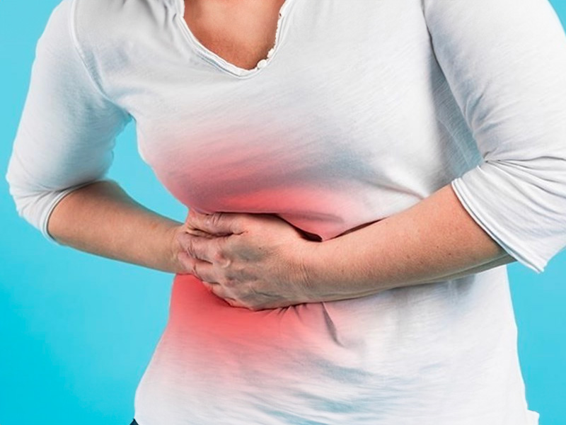 Cơn đau xuất hiện đột ngột, tập trung ở quanh vùng hạ sườn phải