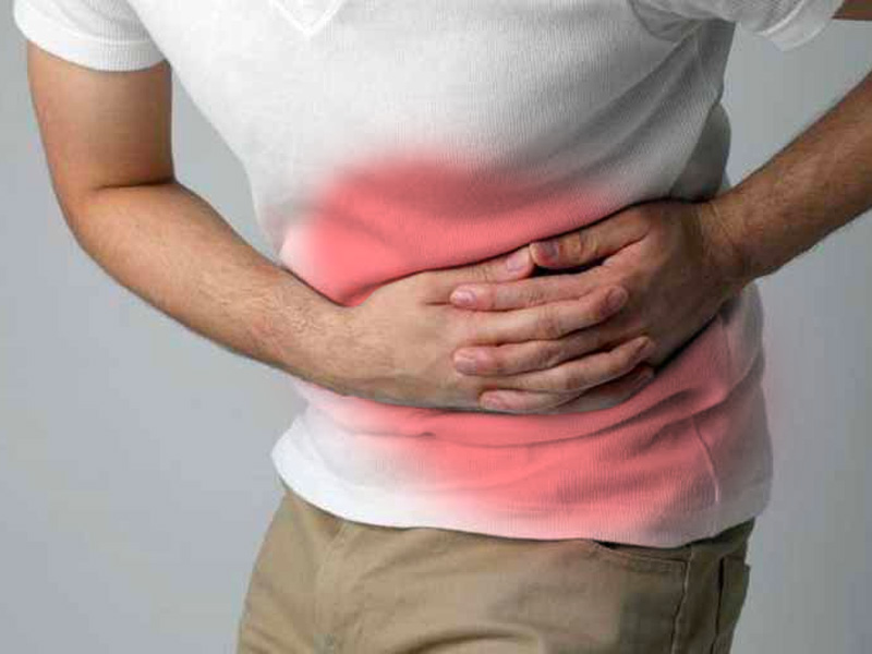 Cơn đau quanh vùng hạ sườn, lan xuống vùng thượng vị là triệu chứng đặc trưng của sỏi gan 