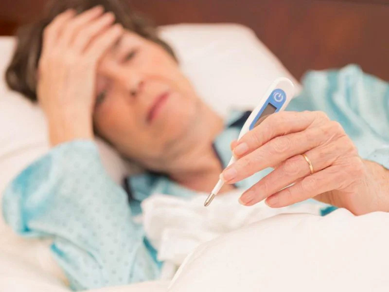 Sốt cao là triệu chứng phổ biến của viêm đường mật chủ