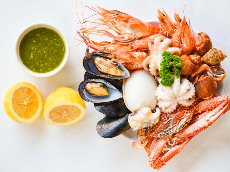 Hải sản là món ăn chứa nhiều dinh dưỡng cần thiết cho sự phát triển của cơ thể 