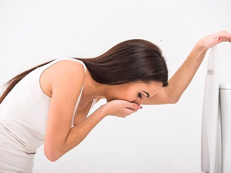 Triệu chứng bệnh sỏi thận ở phụ nữ là buồn nôn và nôn