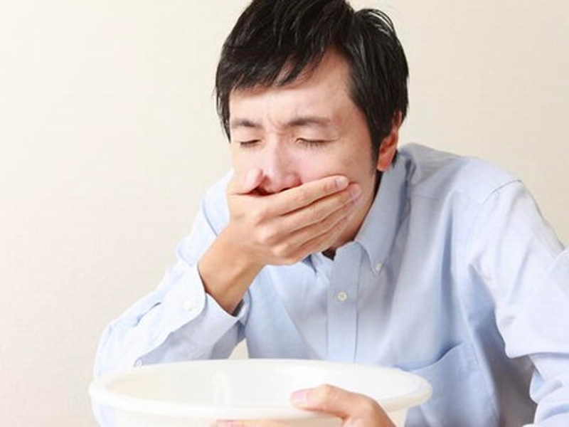 Buồn nôn và nôn là biểu hiện của sỏi thận ở nam giới