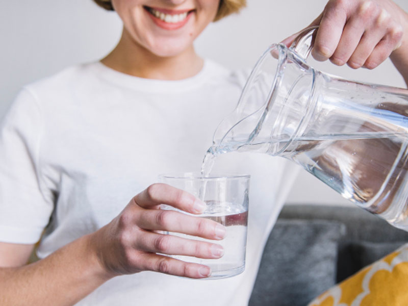 Bạn nên uống nước tối thiểu 2l/ngày để phòng bệnh sỏi thận