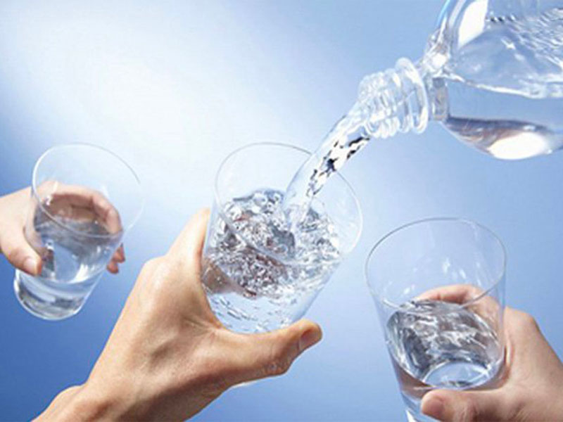 Uống nước nhiều chưa hẳn là lựa chọn đúng trong điều trị sỏi thận
