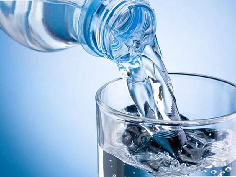 Bạn nên uống nước lọc ít nhất 2 lít/ngày
