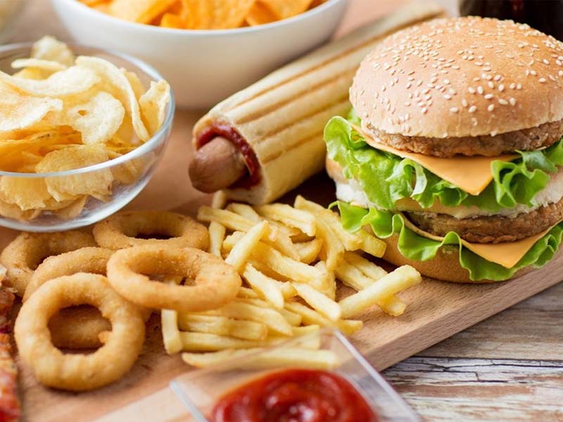 Đồ ăn nhanh - nguyên nhân sỏi mật thường gặp ở người trẻ tuổi