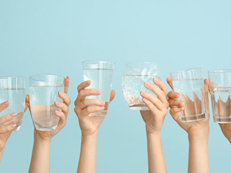 Kết hợp uống nhiều nước và điều trị bằng thuốc để đẩy sỏi ra ngoài